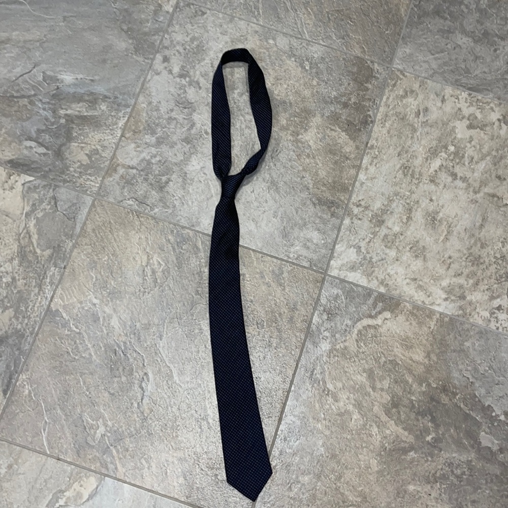 Men navy checker tie.
